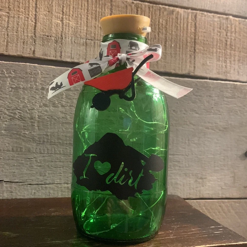 ‘I ❤️ Dirt’ logo green barrel solar lantern